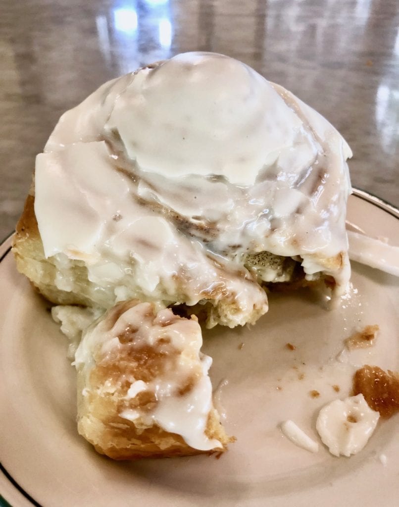 The ultimate guide to the best cinnamon rolls in Austin, Texas! 1886 Bakery